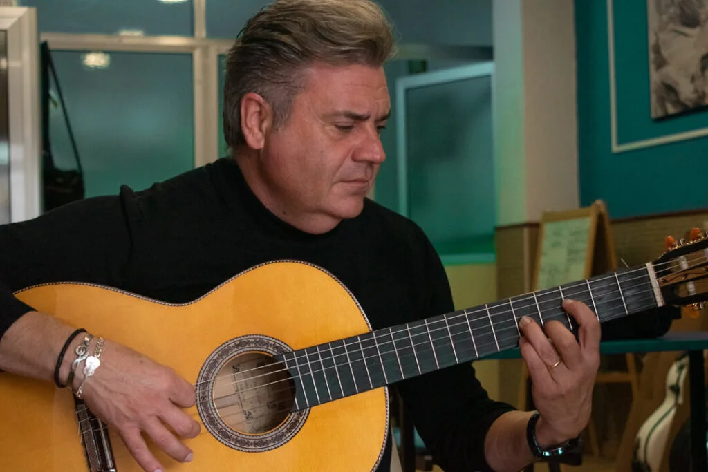 José Santos «El Minero», profesor de guitarra flamenca en Valencia