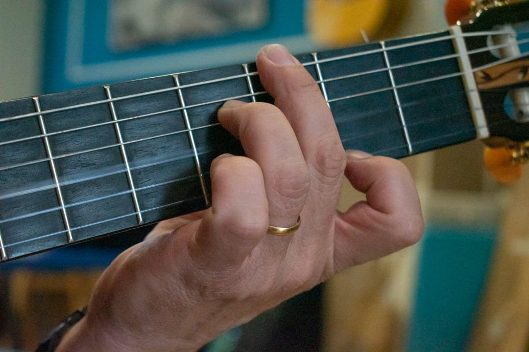 Mano tocando la guitarra flamenca en la academia Al Toque de Valencia